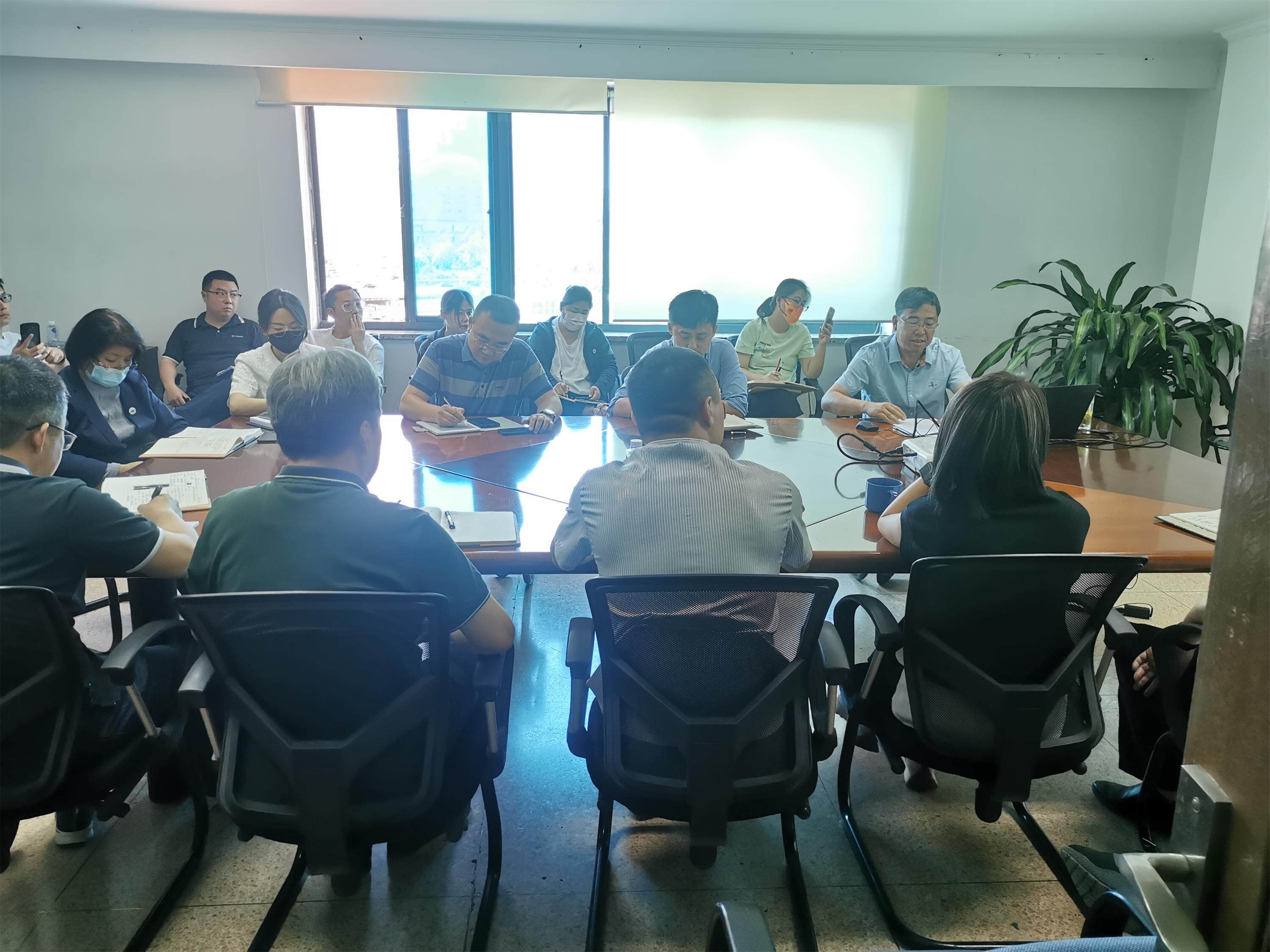 公司董事長為員工進(jìn)行管理提升培訓(xùn)