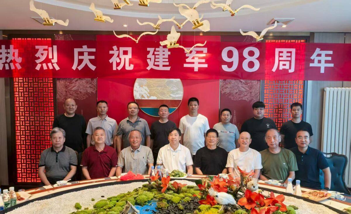 公司組織 "八一榮光?再聚首" 活動共慶八一建軍節